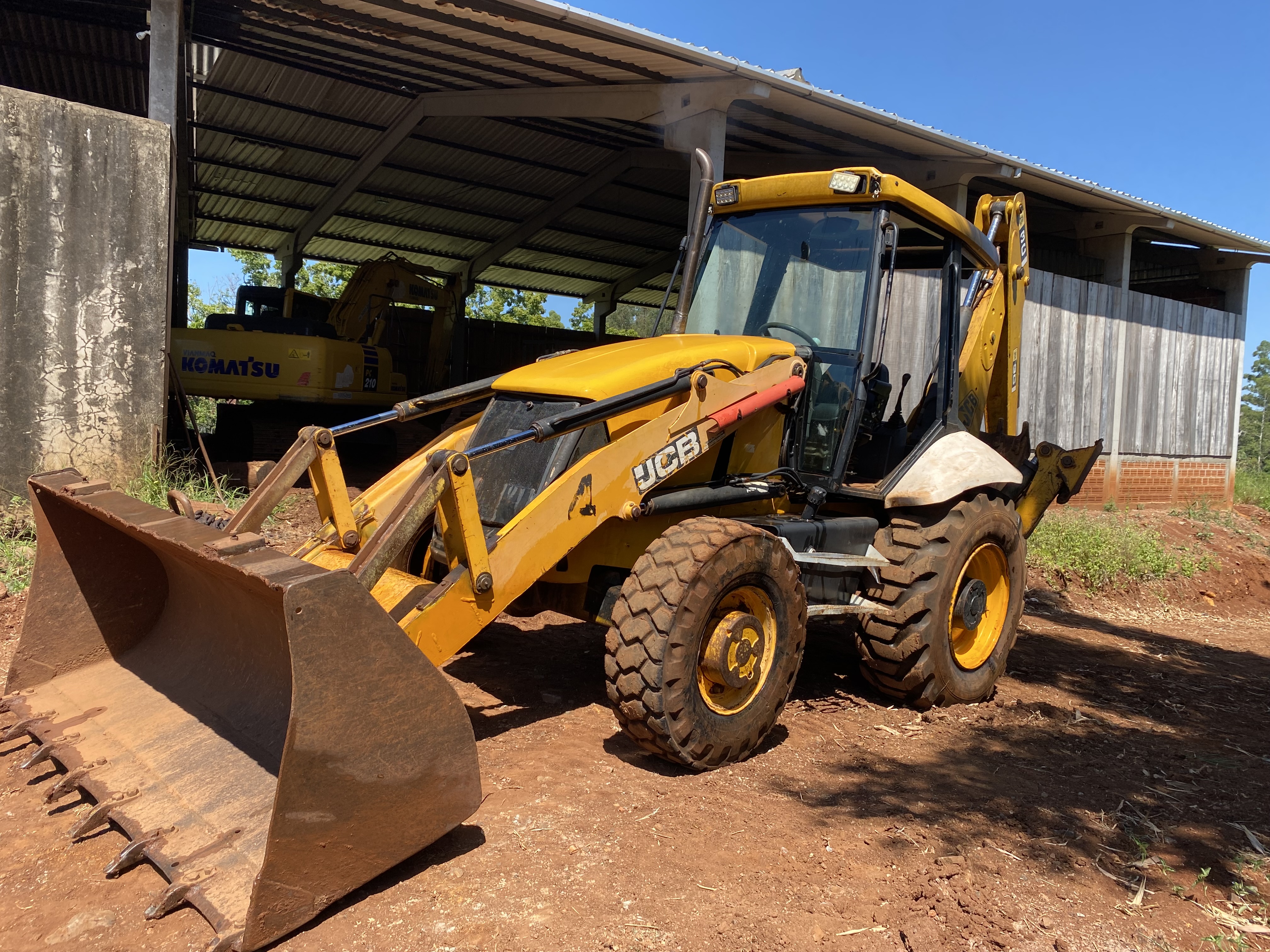 Retroescavadeira - Equipamentos Pesados para locação em Laranjeiras do Sul, PR